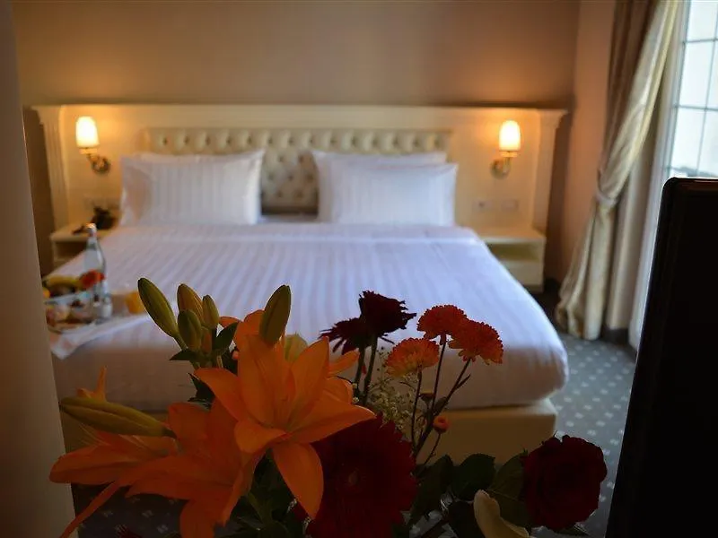 Lot Boutique Hotel By Hotels And Preference Τίρανα 5*,